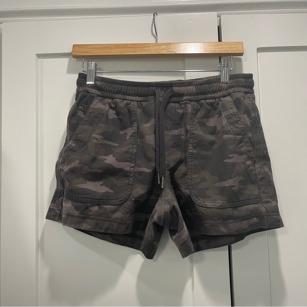Athleta farallon short (black olive camo)